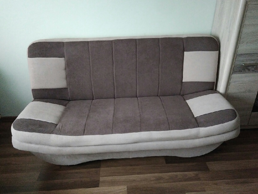 Sprzedam roczną kanapę -  dwuosobową rozkładaną.  