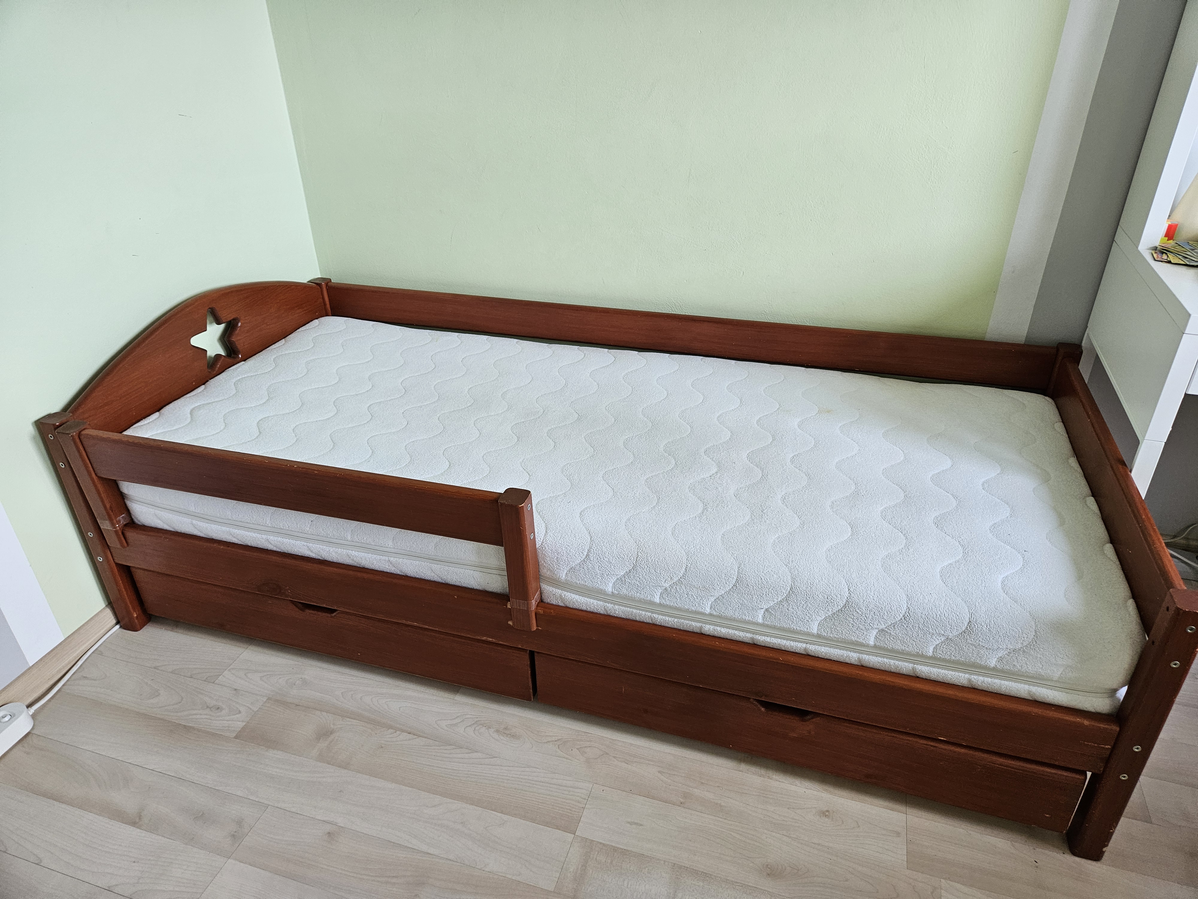 Łóżko z materacem 