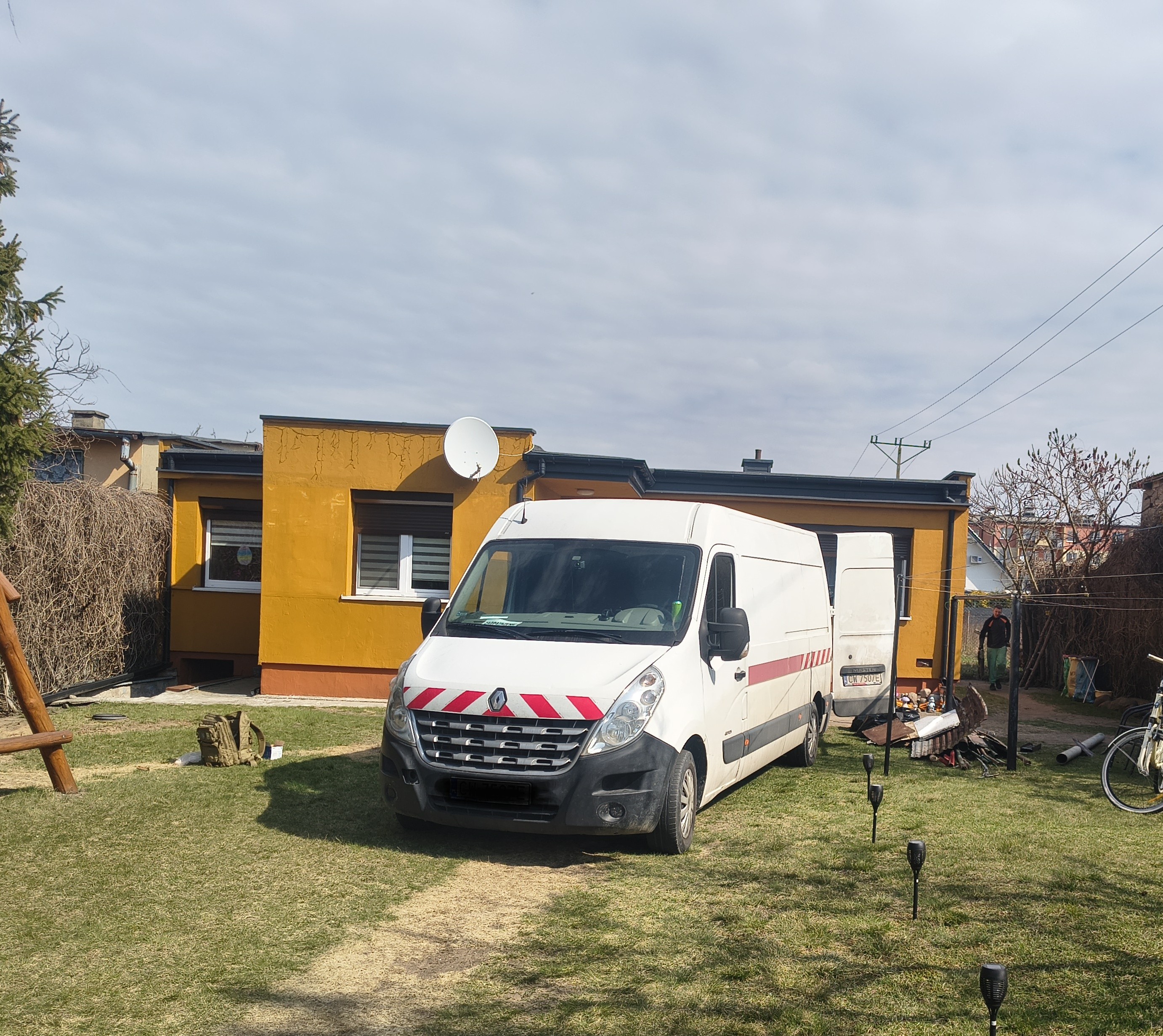 Opróżnianie mieszkań piwnic działek oraz transport 