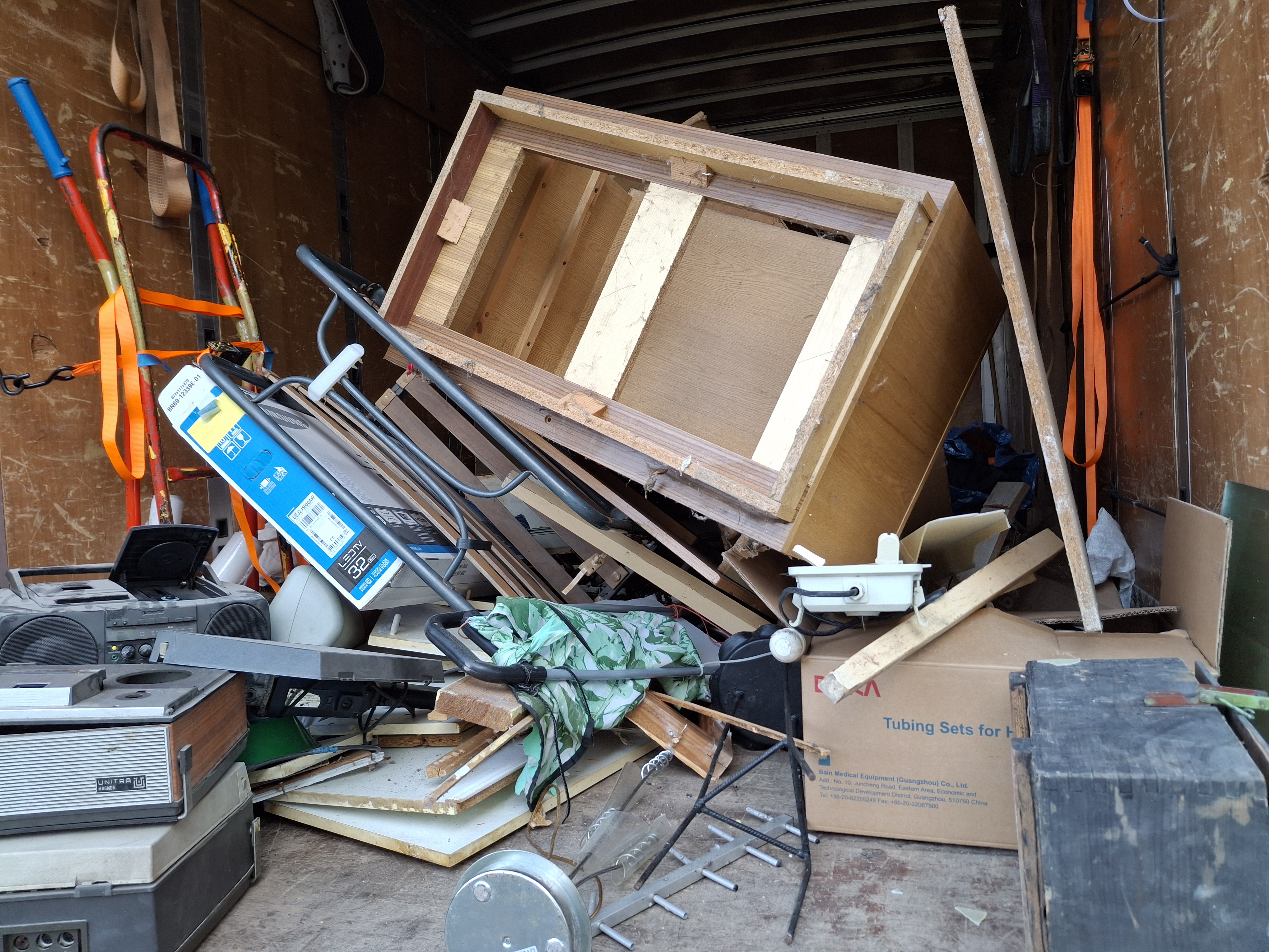 Wywóz starych mebli  /Opróżnianie Mieszkań 